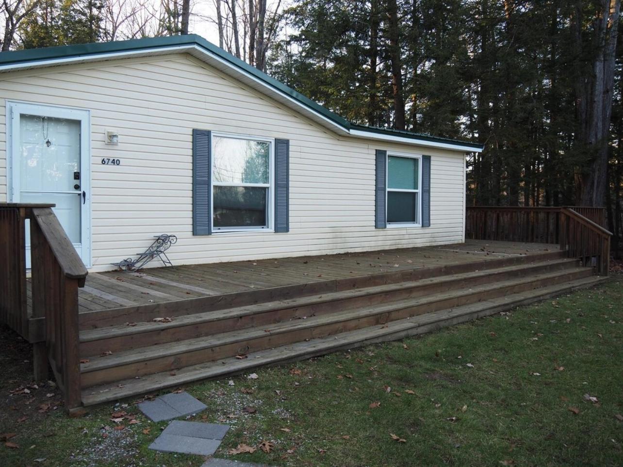 The Green Lake Getaway - Shared Lake Access! Interlochen Экстерьер фото